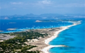 Luftaufnahme von einem Strand Formenteras mit Blick auf Ibiza