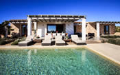 Foto einer Villa mit Pool auf Formentera