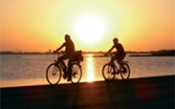 Fahrradfahren am See im Sonnenuntergang auf Formentera